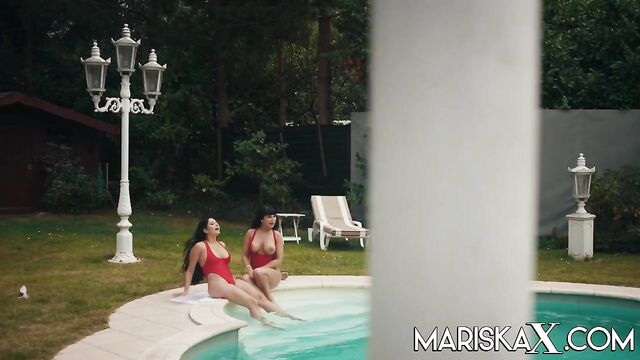 MARISKAX Valentina Ricci and Mariska fucking poolside