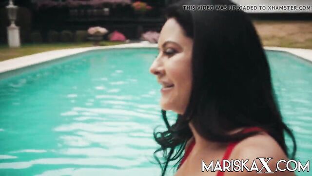 MARISKAX Valentina Ricci and Mariska fucking poolside