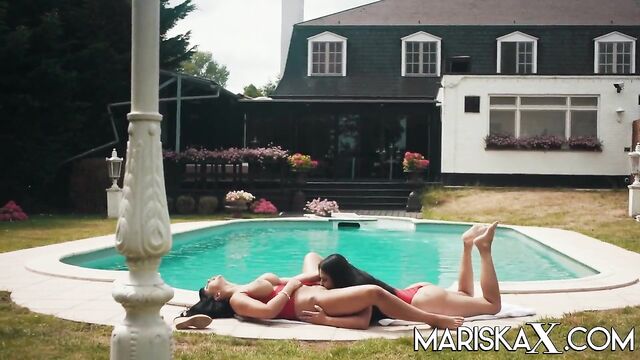 MARISKAX Valentina Ricci and Mariska fucking poolside