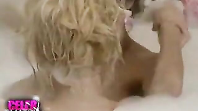 Anna Nicole Smith - Lesbo Bath