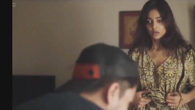 Radhika apte actress apni chut dhikata hua