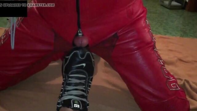 Esfregando gostoso o Nike Shox ate o cara gozar