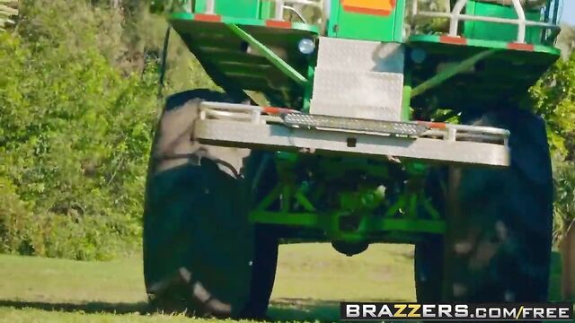 Brazzers - Big Butts Like It Big - Swamp Buggy Booty scene