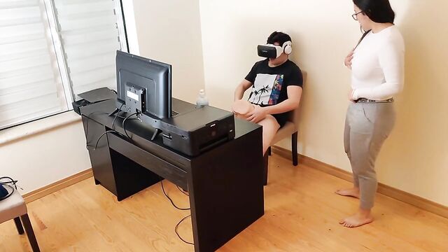 Hot mother masturbates next to her son's friend while he watches porn with virtual reality glasses