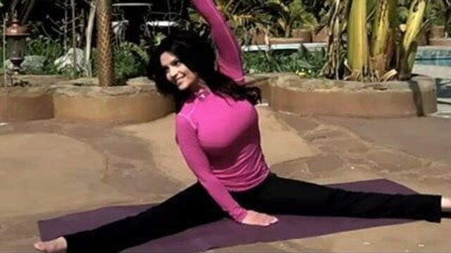 Denise Milani Shows Yoga - non nude
