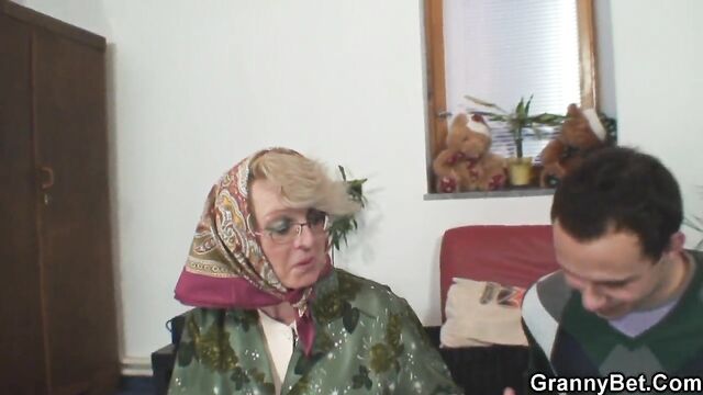 Old women gets her bald pussy slammed