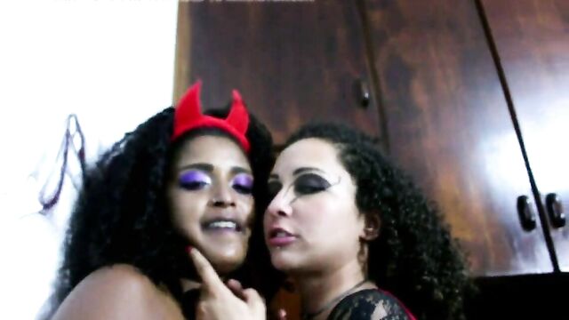 Debora Blu & Jennifer Avila - Makeup to kiss - Lony Fetiches
