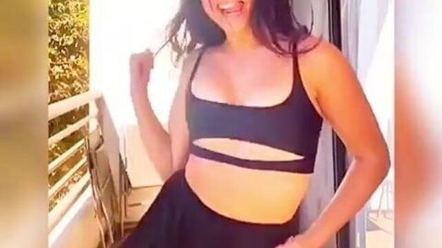 Kira Kosarin - tiktok dance Check