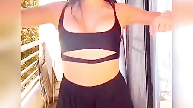 Kira Kosarin - tiktok dance Check