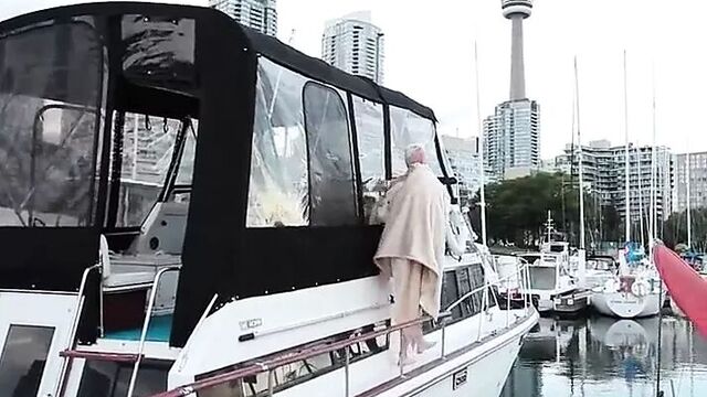 Razz- trans bionda scopa un marinaio in barca