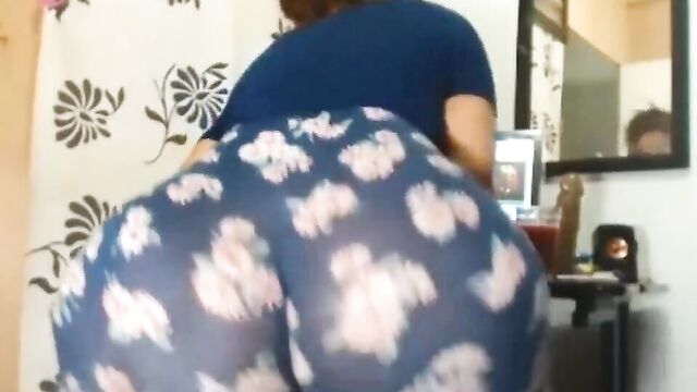Massive ass in ugly legging