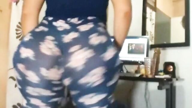 Massive ass in ugly legging