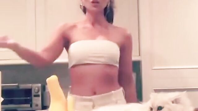 Kate Beckinsale dancing at home