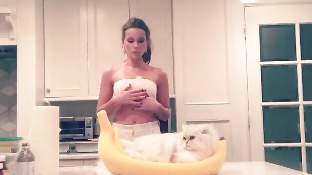 Kate Beckinsale dancing at home