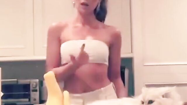 Kate Beckinsale dancing at home