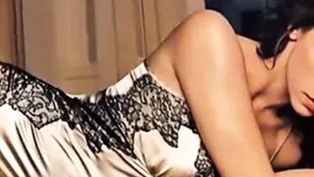 Jennifer Love Hewitt is hot & sexy