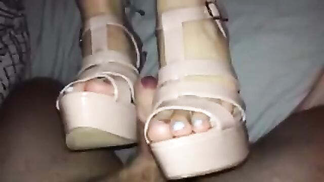 Shoejob and cum on her feet and strappy platform heels