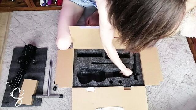 Sarah Sue Unboxing Auxfun Fuck Machine from Hismith