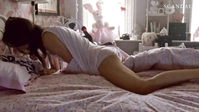 Natalie Portman masturbates in scene from 'Black Swan' on Sc