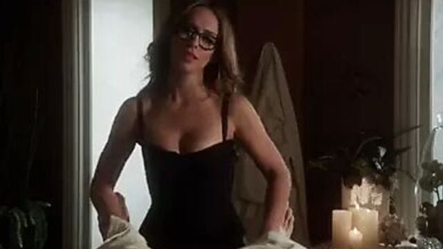 Jennifer Love Hewitt is cute & sexy