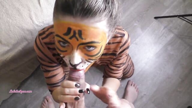 Playful Girl in a Tiger Costume Fucks with her Boyfriend