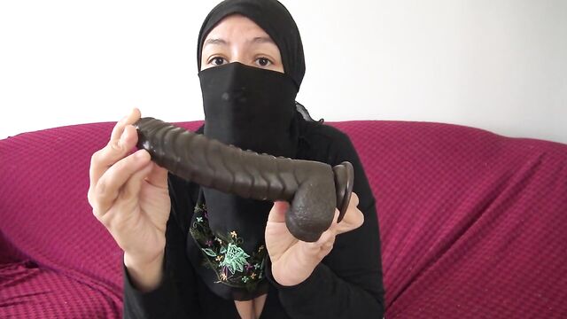 Egyptian cuckold wife wants big black cocks in her arab pussy