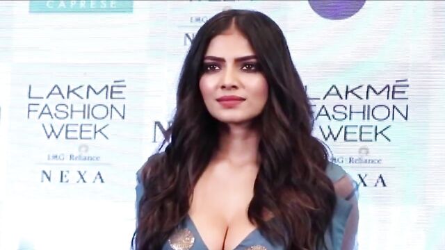 Mallu actress Malavika Mohanan does an awesome deep cleavage show