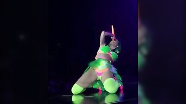 Katy Perry Flashes Crotch