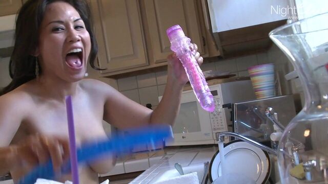 Jessica Bangkok and her lesbo friends use dildos for cumming