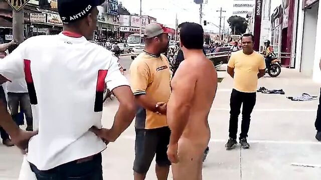 Coroa pelado perfeito invadindo concessionaria em Minas