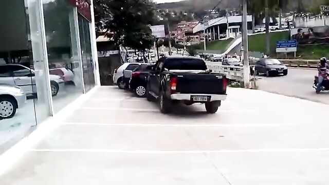 Coroa pelado perfeito invadindo concessionaria em Minas