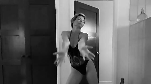 Evangeline Lilly dancing
