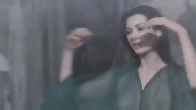 Edwige Fenech - La signora gioca bene a scopa (1974)