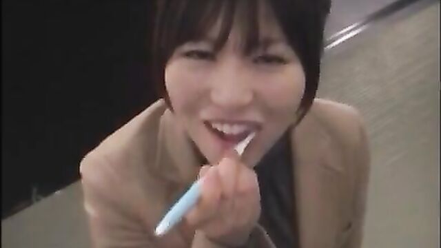 nozomi kasiwagi washes her dirty mouth with cum toothpaste