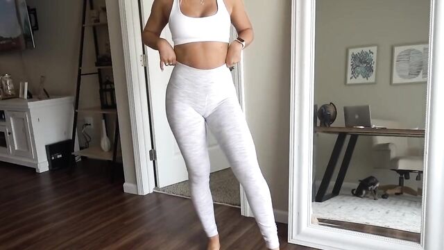 Voyeur and Cameltoe Leggins Gym Youtuber