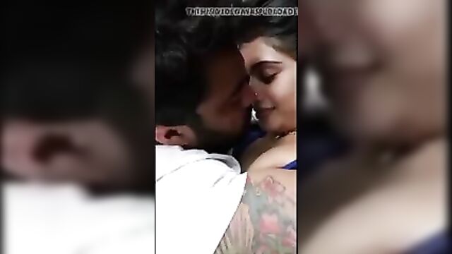 Piumi kissing