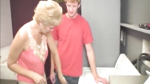 Blowjob in the laundry room