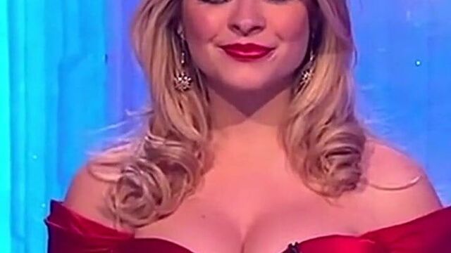 HOLLY WILLOUGHBY JIGGLY JUICY TITS