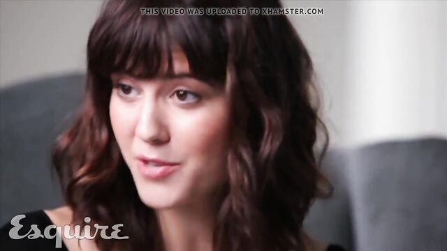 Mary Elizabeth Winstead tits partly out, tells a joke