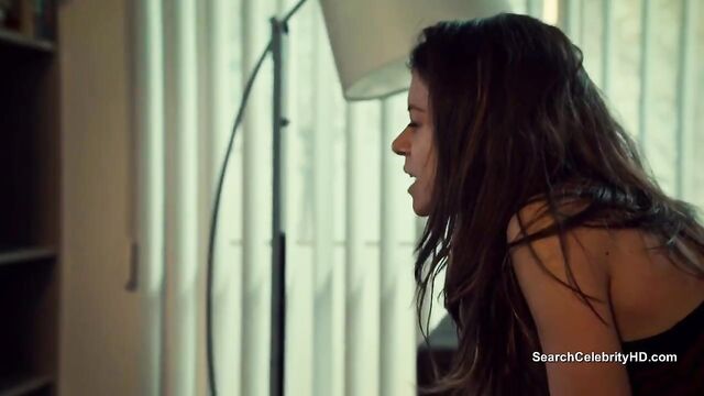 Tatiana Maslany nude - Orphan Black S01E01