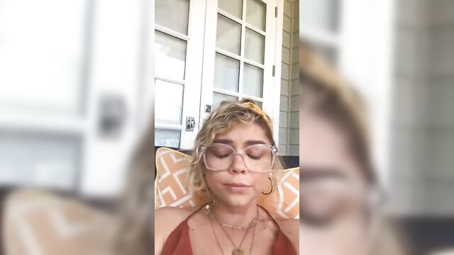 Sarah Hyland is serious