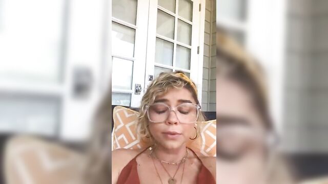 Sarah Hyland is serious