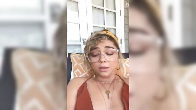 Sarah Hyland is serious