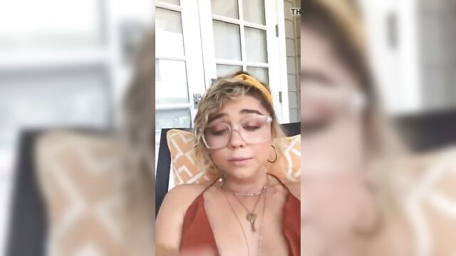 Sarah Hyland is serious