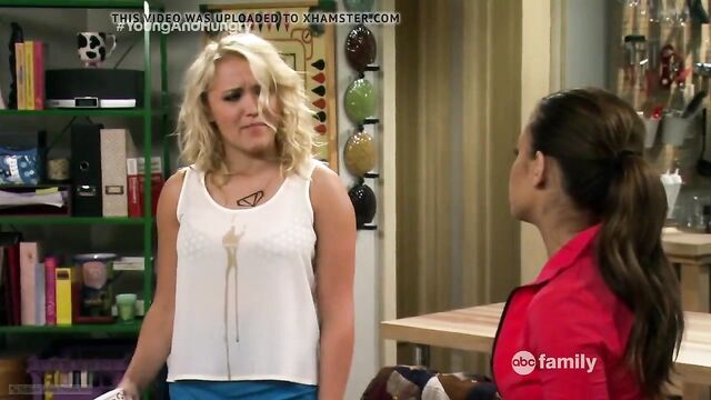 Emily Osment - Young & Hungry (S01E02)