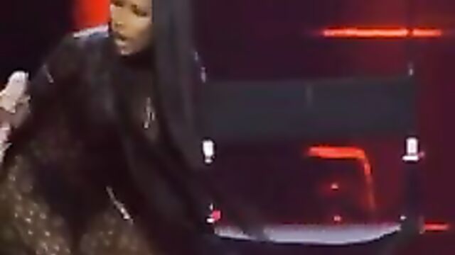 Nicki Minaj - Twerking in Live
