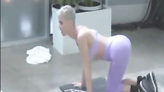 Katy Perry in yoga pants