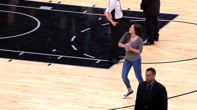 Kelsey Plum throwing a t-shirt makes me hard.