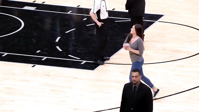 Kelsey Plum throwing a t-shirt makes me hard.