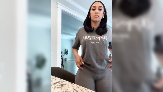 Queen Naija Exposes Camel Toe